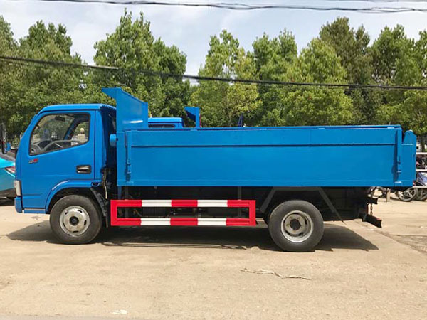 東風(fēng)小霸王密封自卸式垃圾車(chē)