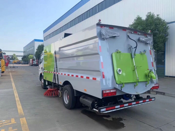 東風(fēng)大多利卡掃路車（2.5方水罐5方塵罐）