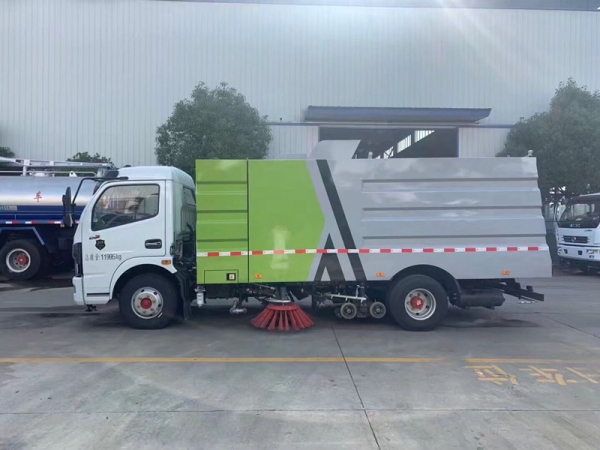 東風(fēng)大多利卡掃路車（2.5方水罐5方塵罐）