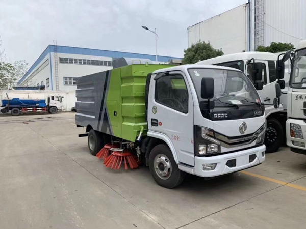 東風小多利卡掃路車（1.5方水罐，4方塵罐）