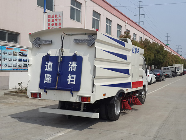 五十鈴掃路車（1.5方水罐，4方塵罐）