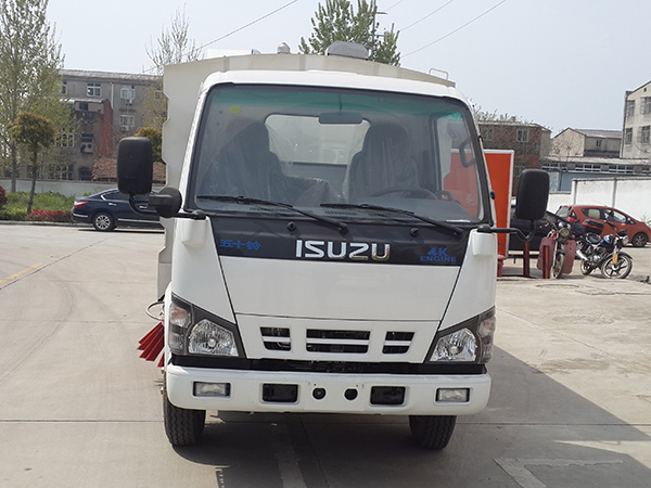 五十鈴掃路車（1.5方水罐，4方塵罐）