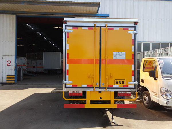 多利卡4.1米(3.4噸)液體廂式車