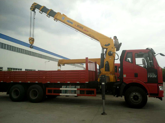 解放J6后雙橋12噸隨車吊