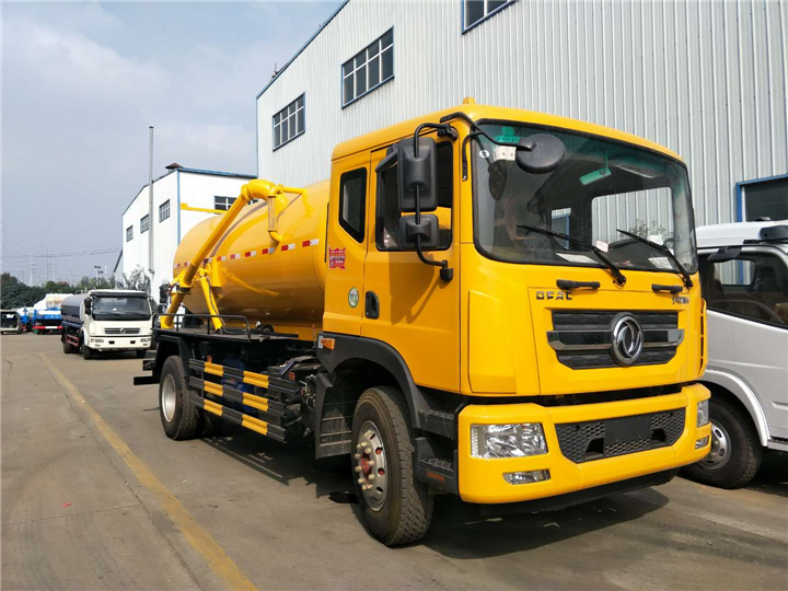 東風大多利卡D9吸污車