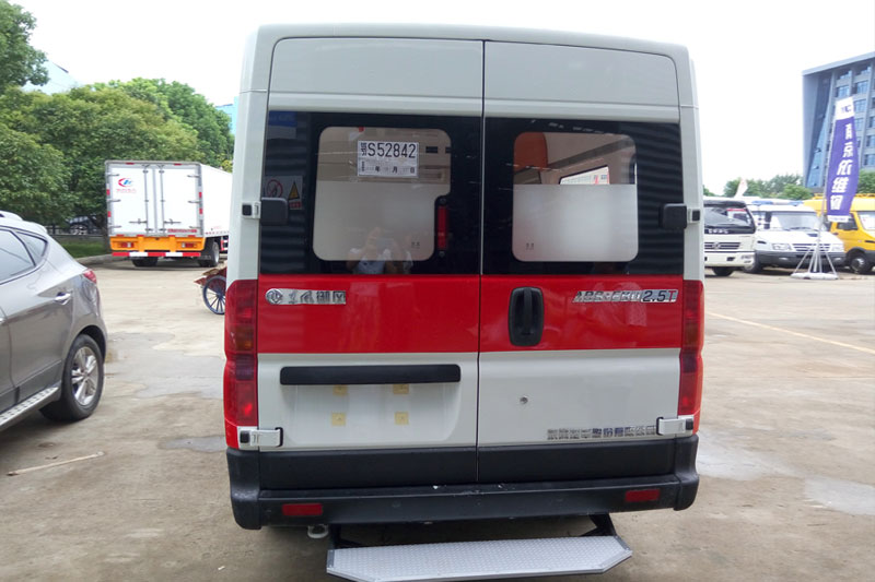  東風(fēng)御風(fēng)長軸柴油救護車