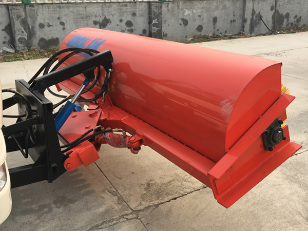 東風(fēng)多利卡國(guó)五吸污車(chē)加裝2.5米除雪滾掃