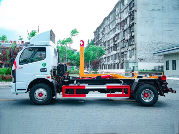 國(guó)六東風(fēng)多利卡8方車(chē)廂可卸式（鉤臂）垃圾車(chē)