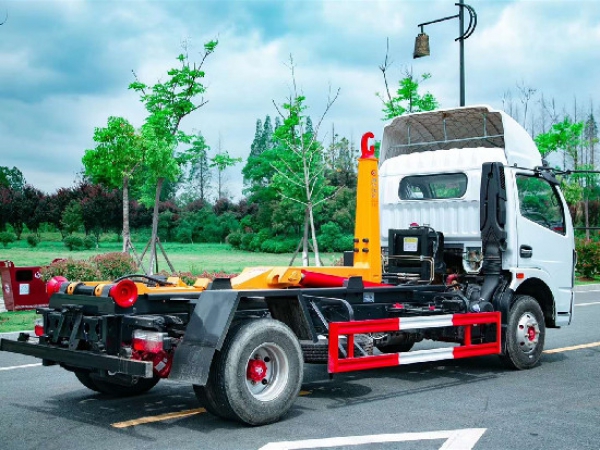 國(guó)六東風(fēng)多利卡8方車(chē)廂可卸式（鉤臂）垃圾車(chē)