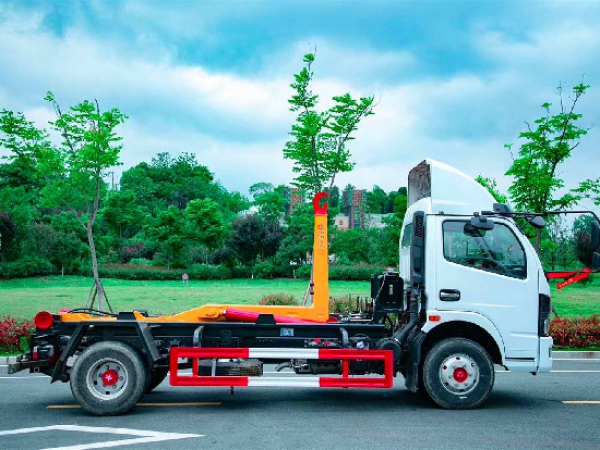 國(guó)六東風(fēng)多利卡8方車(chē)廂可卸式（鉤臂）垃圾車(chē)