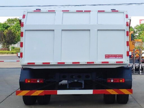 國六東風(fēng)天錦翼展自卸垃圾車