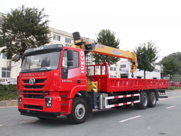 上汽紅巖12-16噸隨車吊