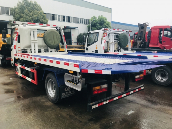 大運(yùn)藍(lán)牌清障車(chē)一拖二