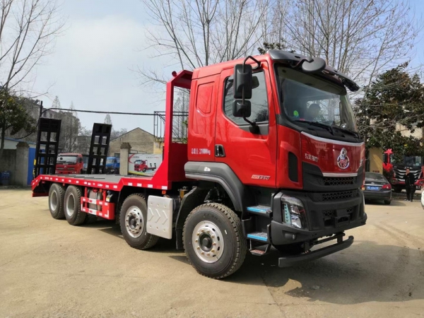 國六柳汽乘龍前四后八平板運輸車，挖機拖車