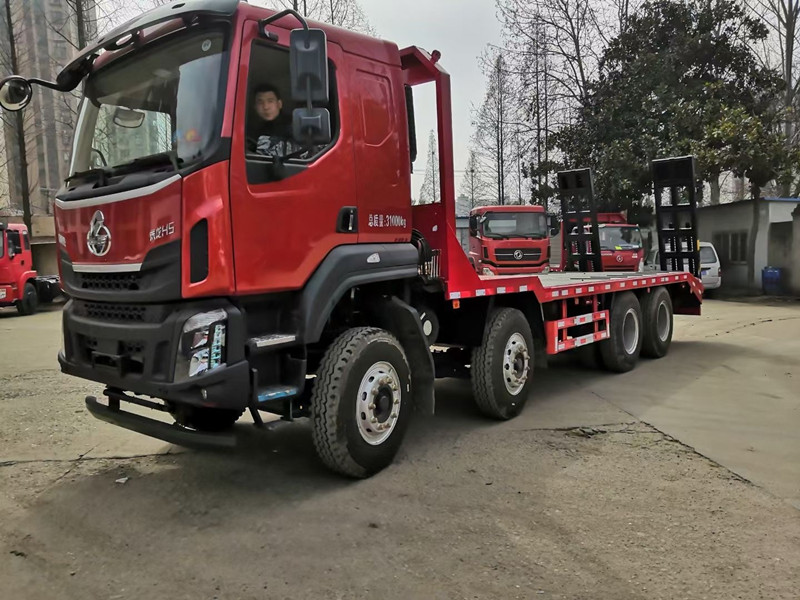 國六柳汽乘龍前四后八平板運輸車，挖機拖車