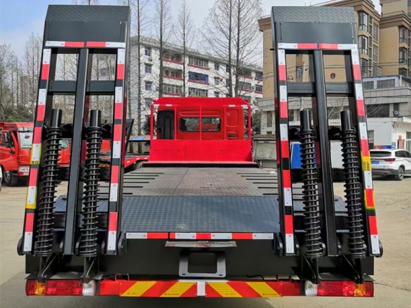 國六柳汽乘龍前四后八平板運輸車，挖機拖車