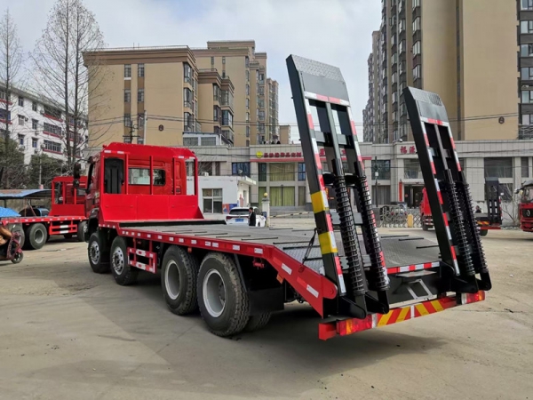國六柳汽乘龍前四后八平板運輸車，挖機拖車