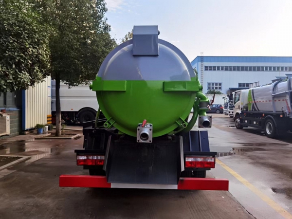 東風(fēng)小多利卡4方吸污車(chē)