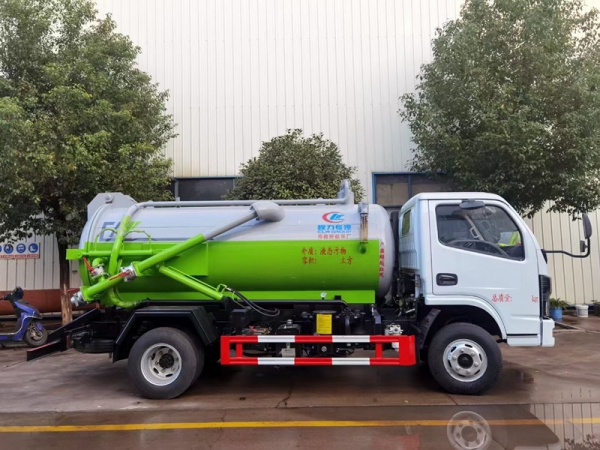 東風(fēng)小多利卡4方吸污車(chē)