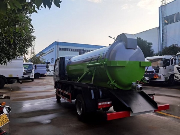 東風(fēng)小多利卡4方吸污車(chē)