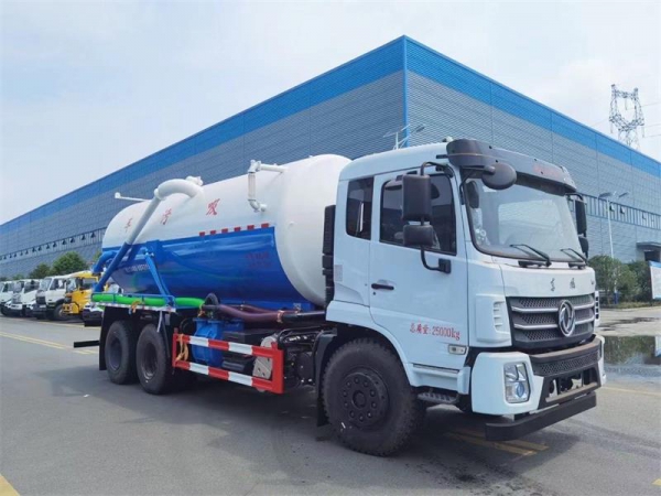 東風D17后雙橋18方吸污車，配水循環泵加10米吸污帶。