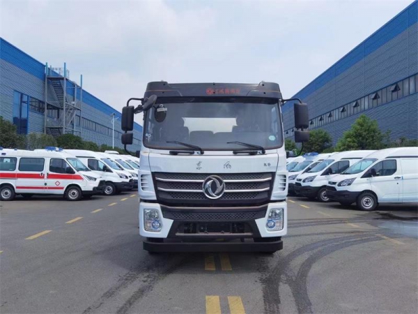 東風D17后雙橋18方吸污車，配水循環泵加10米吸污帶。