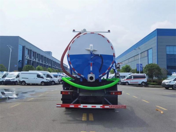 東風D17后雙橋18方吸污車，配水循環泵加10米吸污帶。