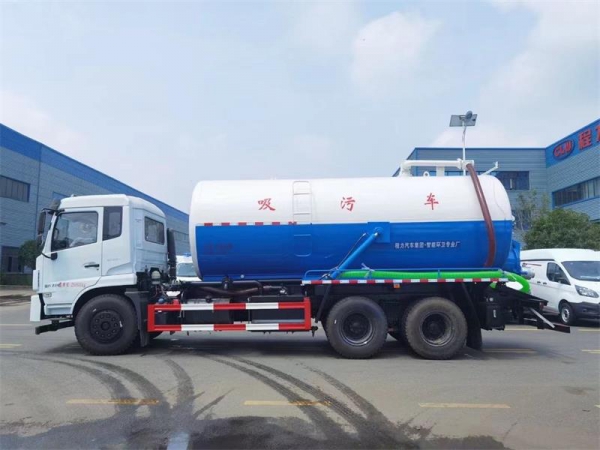 東風D17后雙橋18方吸污車，配水循環泵加10米吸污帶。