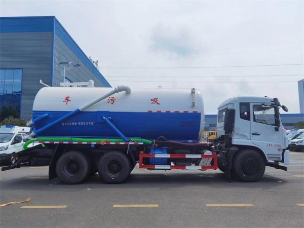 東風D17后雙橋18方吸污車，配水循環泵加10米吸污帶。