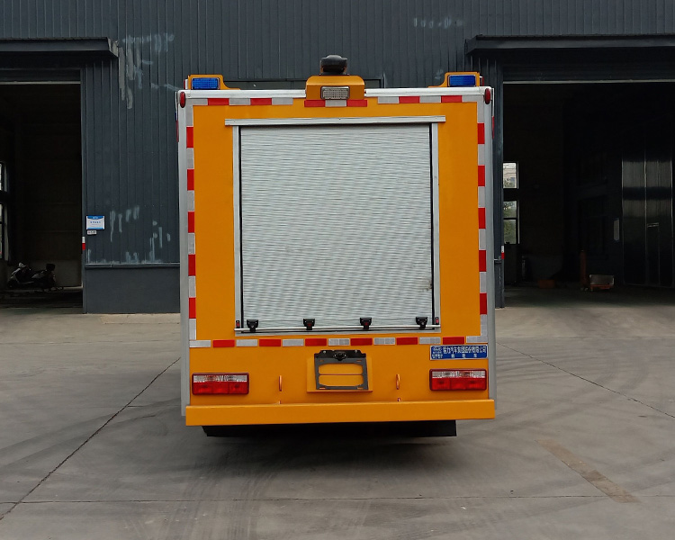 多利卡卷簾門式救險(xiǎn)車