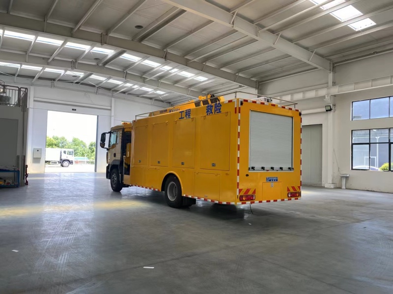 豪沃帶吊救險車